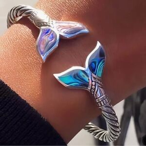 🎁🎁🎁 Adjustable vintage mermaid tail bracelet. 🎁🎁🎁
Zinc alloy.